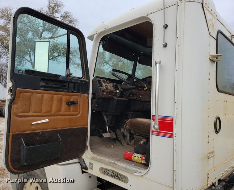 image for item LO9962 1995 Freightliner FLD 120  flatbed truck