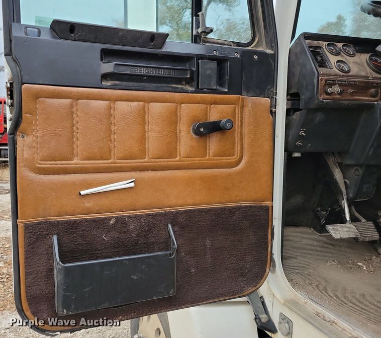 image for item LO9962 1995 Freightliner FLD 120  flatbed truck