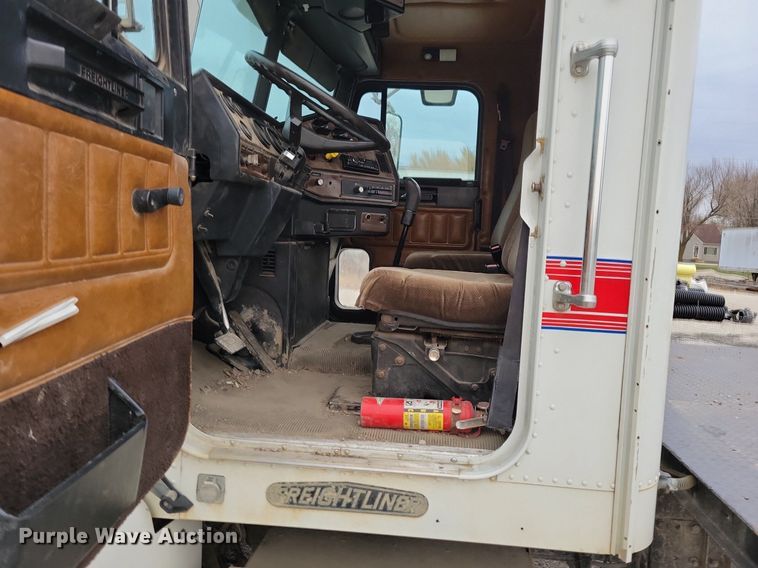 image for item LO9962 1995 Freightliner FLD 120  flatbed truck