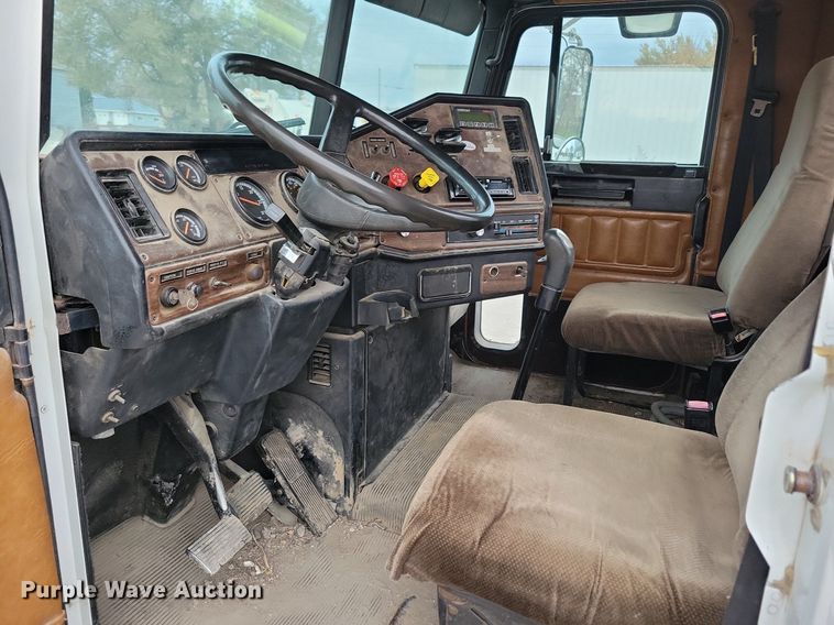 image for item LO9962 1995 Freightliner FLD 120  flatbed truck