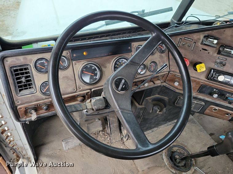 image for item LO9962 1995 Freightliner FLD 120  flatbed truck