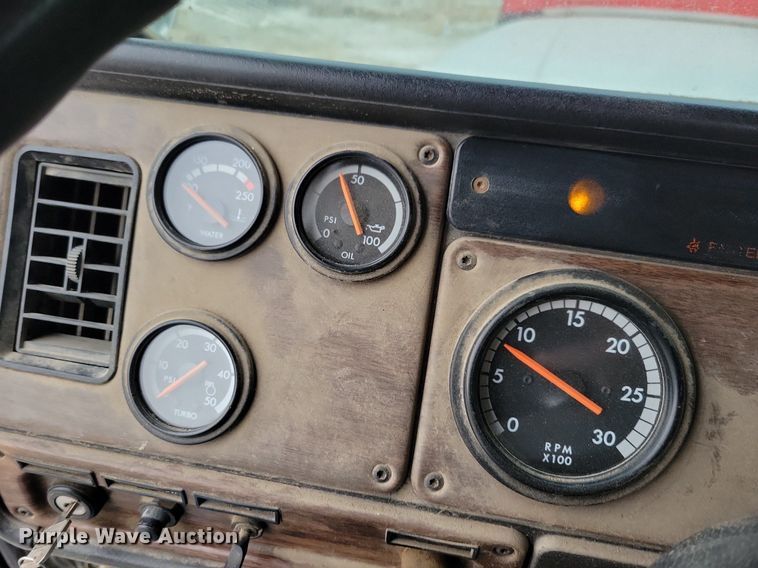 image for item LO9962 1995 Freightliner FLD 120  flatbed truck