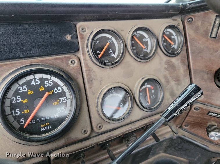 image for item LO9962 1995 Freightliner FLD 120  flatbed truck