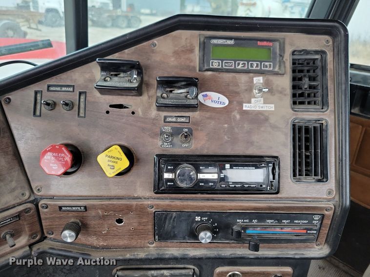 image for item LO9962 1995 Freightliner FLD 120  flatbed truck