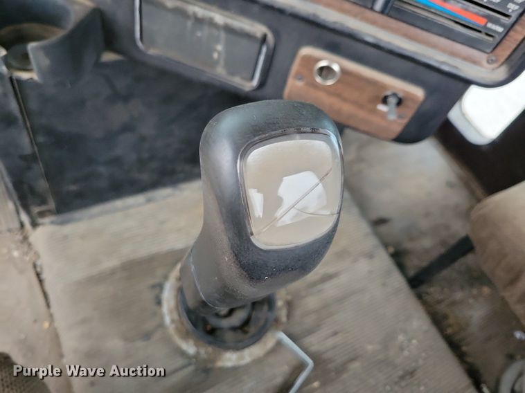 image for item LO9962 1995 Freightliner FLD 120  flatbed truck