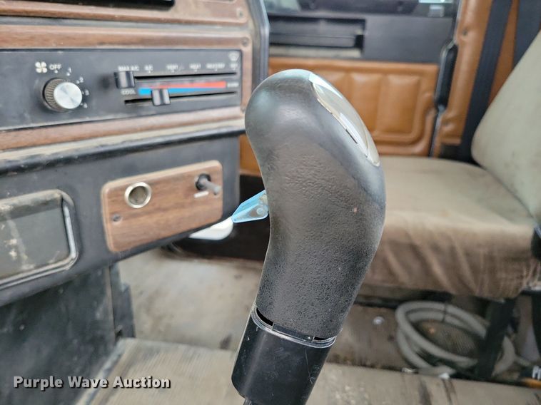 image for item LO9962 1995 Freightliner FLD 120  flatbed truck