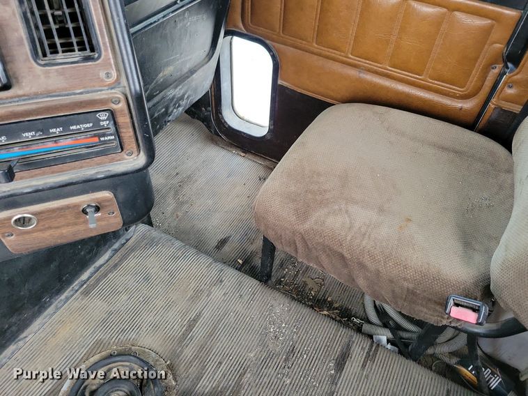 image for item LO9962 1995 Freightliner FLD 120  flatbed truck