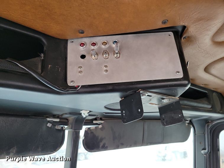 image for item LO9962 1995 Freightliner FLD 120  flatbed truck