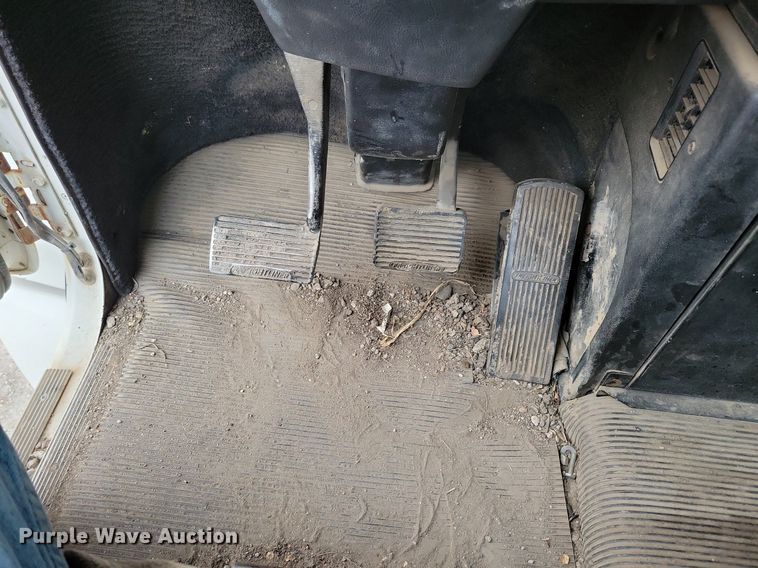 image for item LO9962 1995 Freightliner FLD 120  flatbed truck