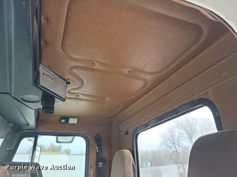 image for item LO9962 1995 Freightliner FLD 120  flatbed truck