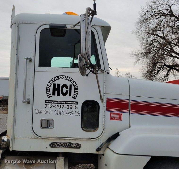 image for item LO9962 1995 Freightliner FLD 120  flatbed truck