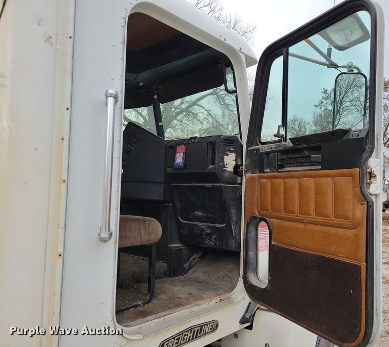 image for item LO9962 1995 Freightliner FLD 120  flatbed truck