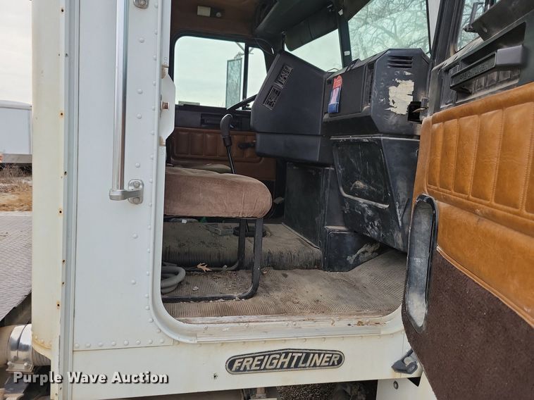 image for item LO9962 1995 Freightliner FLD 120  flatbed truck