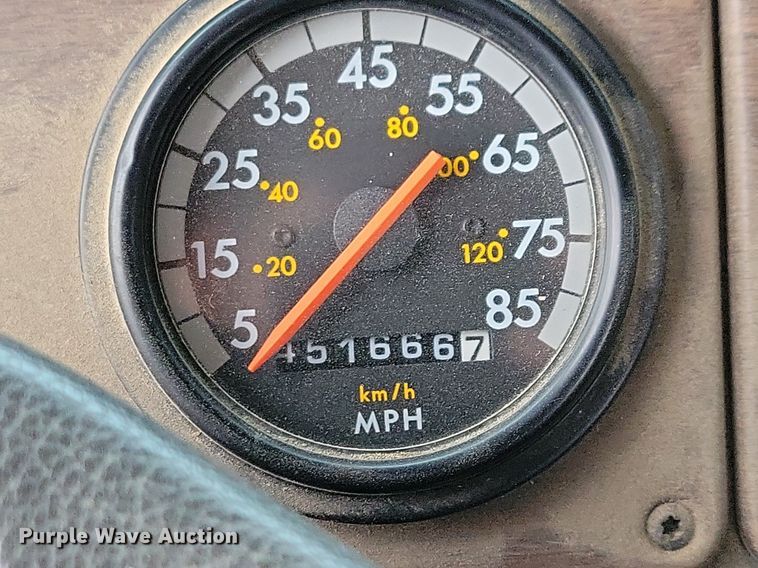 image for item LO9962 1995 Freightliner FLD 120  flatbed truck