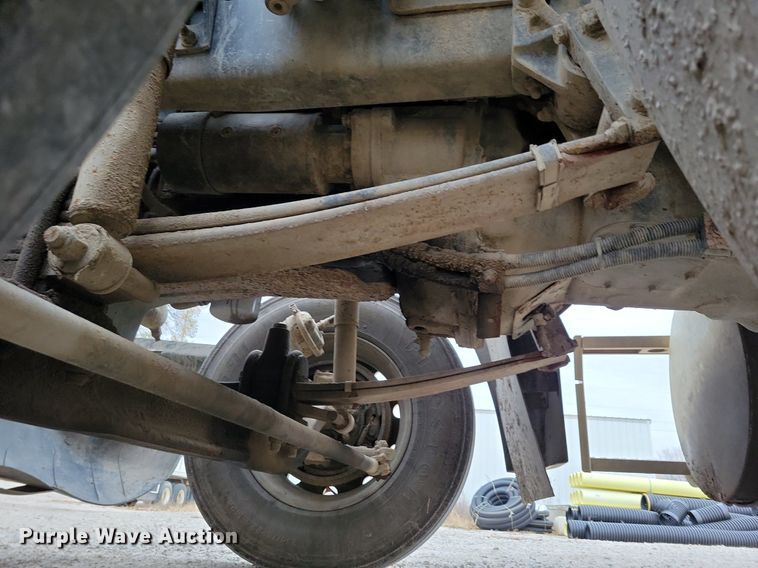 image for item LO9962 1995 Freightliner FLD 120  flatbed truck