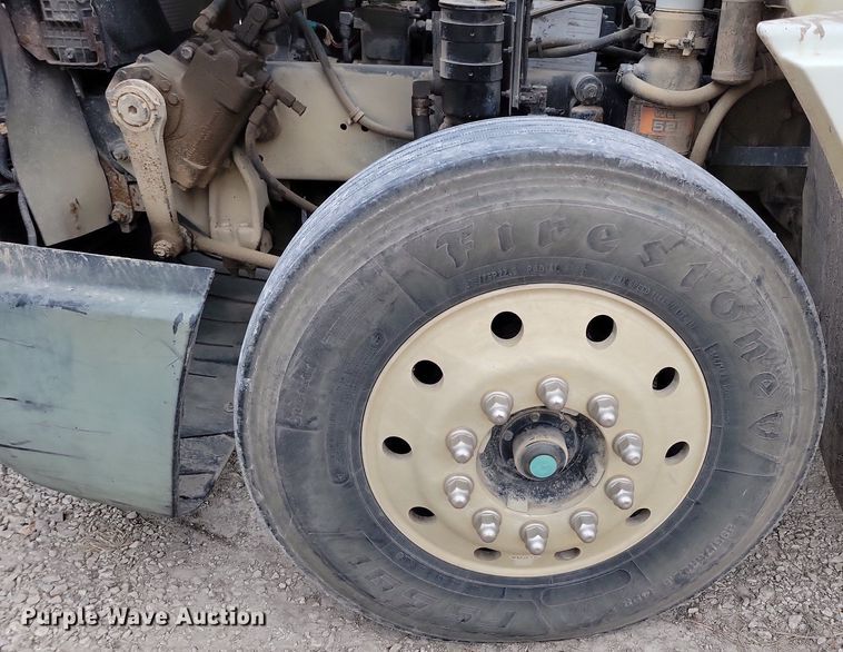 image for item LO9962 1995 Freightliner FLD 120  flatbed truck