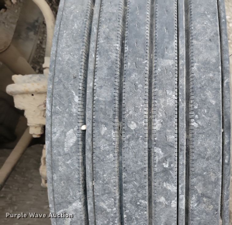 image for item LO9962 1995 Freightliner FLD 120  flatbed truck