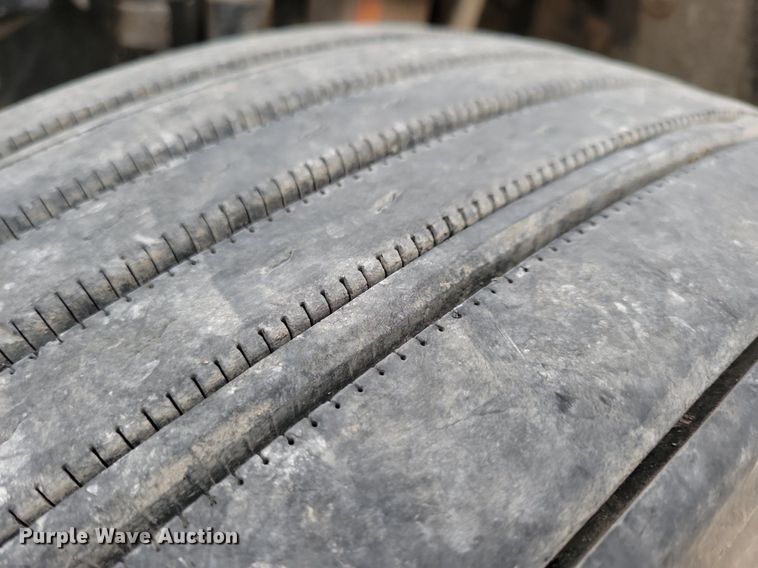 image for item LO9962 1995 Freightliner FLD 120  flatbed truck