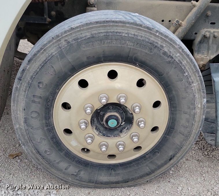 image for item LO9962 1995 Freightliner FLD 120  flatbed truck