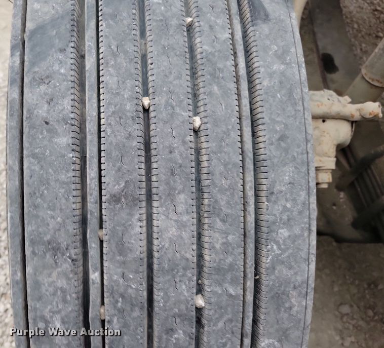 image for item LO9962 1995 Freightliner FLD 120  flatbed truck