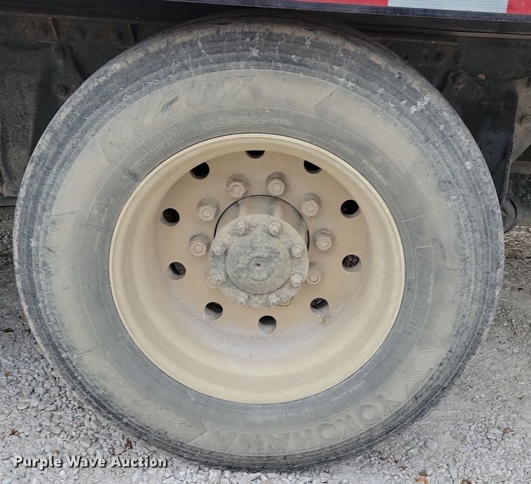 image for item LO9962 1995 Freightliner FLD 120  flatbed truck