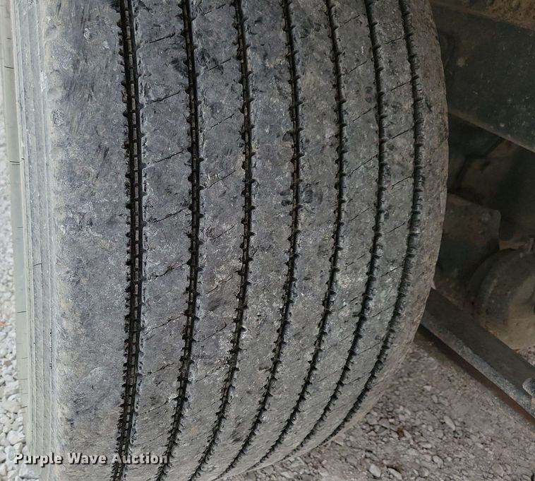 image for item LO9962 1995 Freightliner FLD 120  flatbed truck