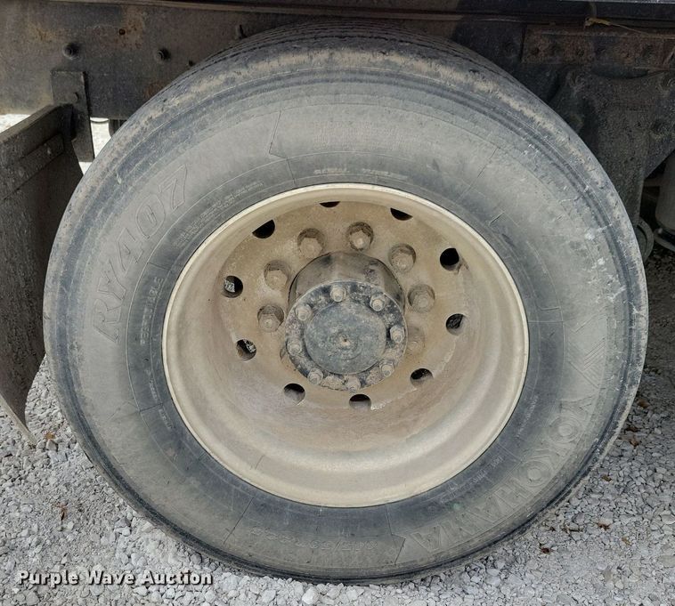 image for item LO9962 1995 Freightliner FLD 120  flatbed truck