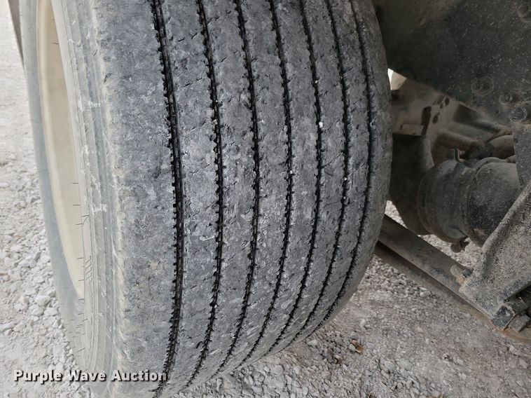 image for item LO9962 1995 Freightliner FLD 120  flatbed truck