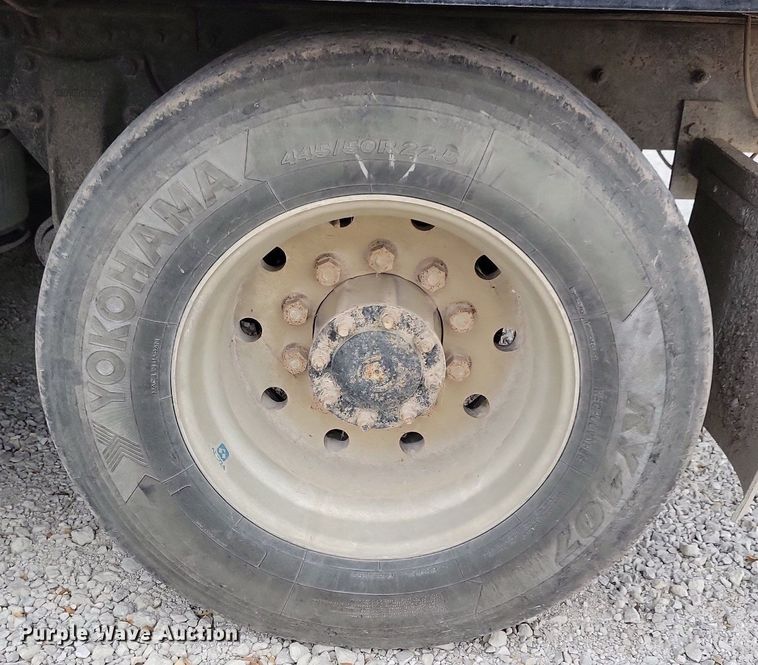 image for item LO9962 1995 Freightliner FLD 120  flatbed truck