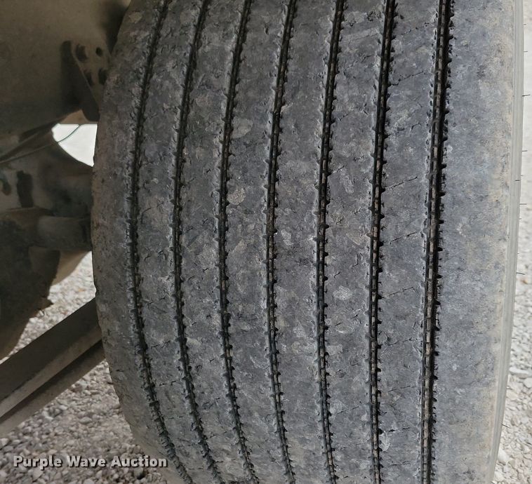 image for item LO9962 1995 Freightliner FLD 120  flatbed truck