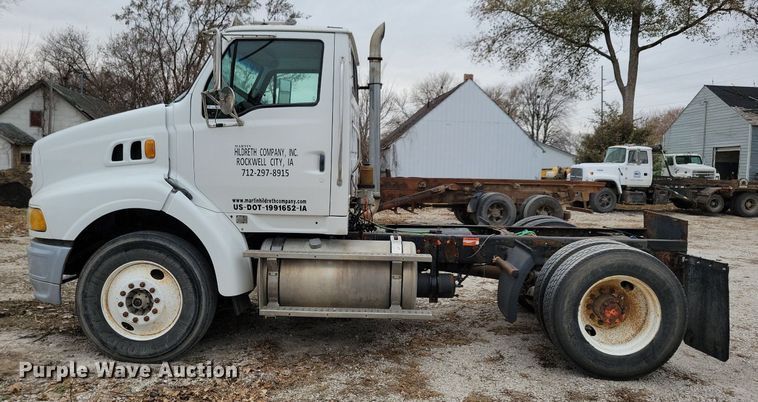 image for item LO9964 2006 Sterling A9500  truck cab and chassis