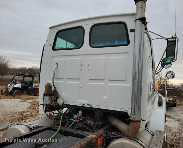 image for item LO9964 2006 Sterling A9500  truck cab and chassis