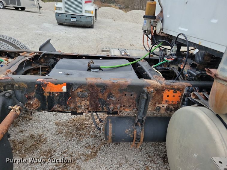 image for item LO9964 2006 Sterling A9500  truck cab and chassis