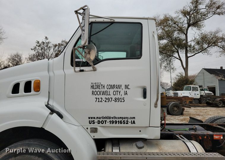 image for item LO9964 2006 Sterling A9500  truck cab and chassis