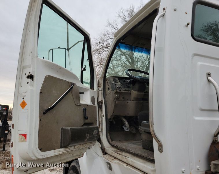 image for item LO9964 2006 Sterling A9500  truck cab and chassis