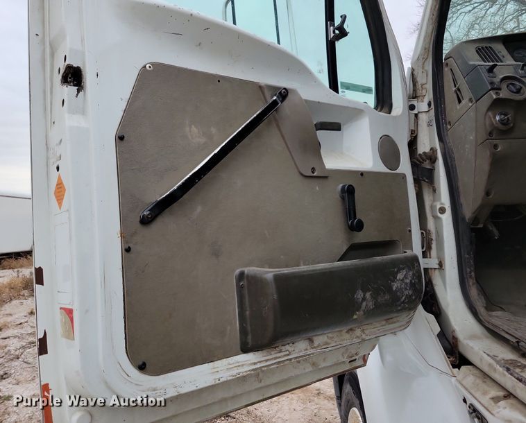 image for item LO9964 2006 Sterling A9500  truck cab and chassis