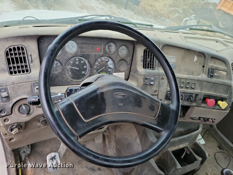 image for item LO9964 2006 Sterling A9500  truck cab and chassis