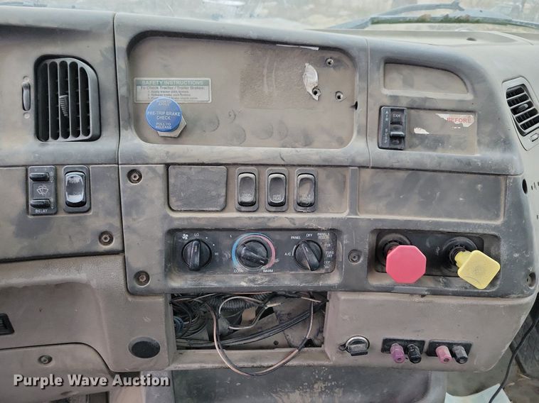 image for item LO9964 2006 Sterling A9500  truck cab and chassis