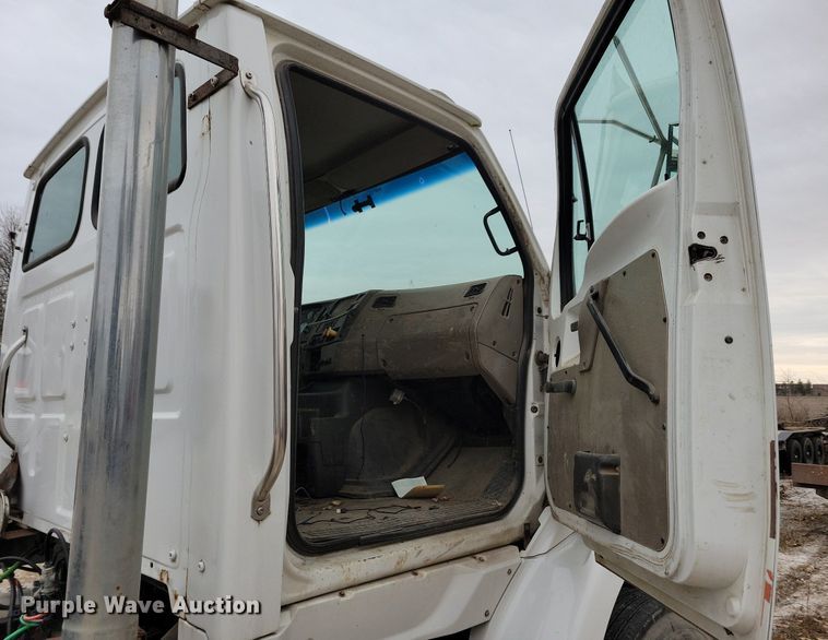 image for item LO9964 2006 Sterling A9500  truck cab and chassis