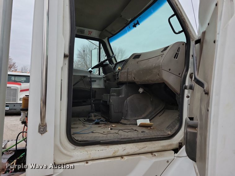 image for item LO9964 2006 Sterling A9500  truck cab and chassis