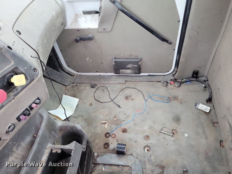 image for item LO9964 2006 Sterling A9500  truck cab and chassis