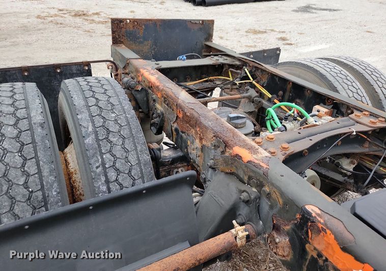 image for item LO9964 2006 Sterling A9500  truck cab and chassis