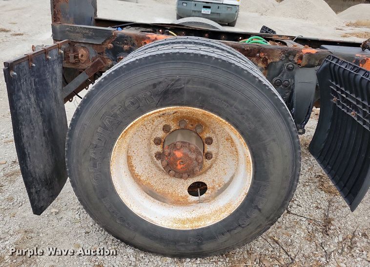 image for item LO9964 2006 Sterling A9500  truck cab and chassis