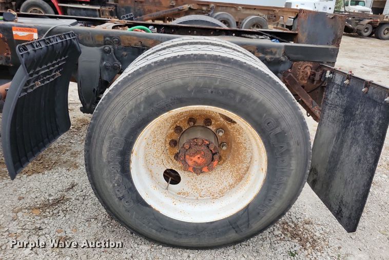 image for item LO9964 2006 Sterling A9500  truck cab and chassis