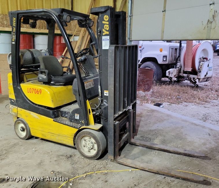 image for item LO9965 Yale 35VX  forklift