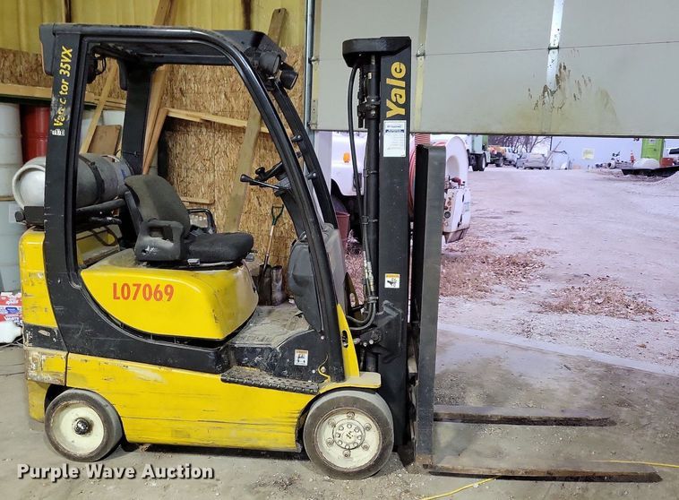 image for item LO9965 Yale 35VX  forklift