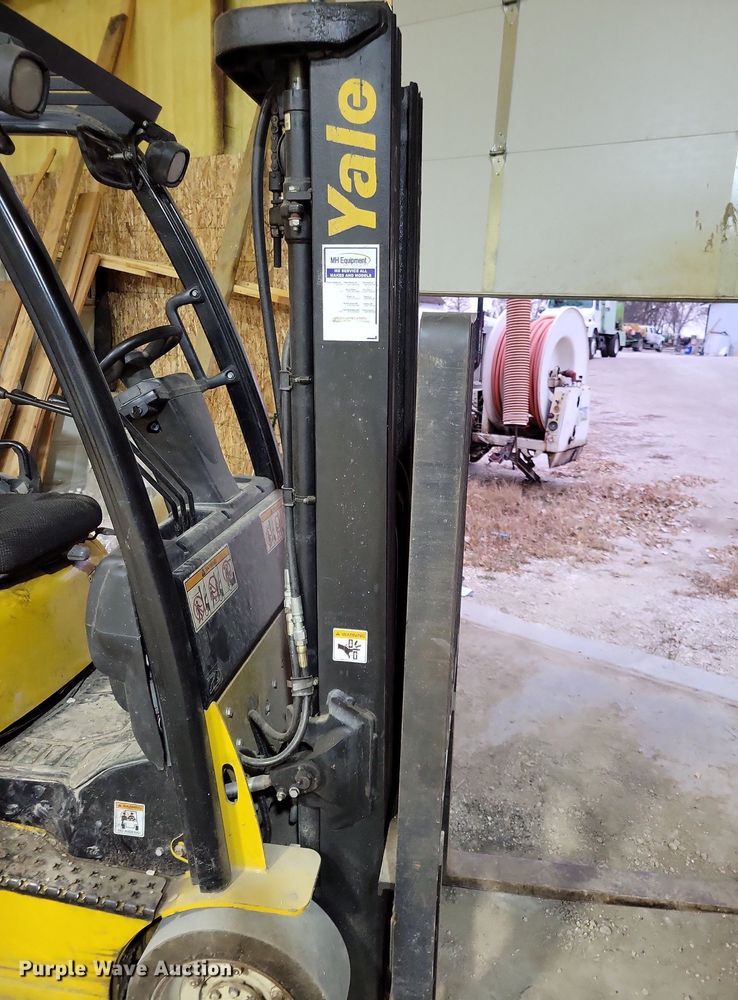 image for item LO9965 Yale 35VX  forklift