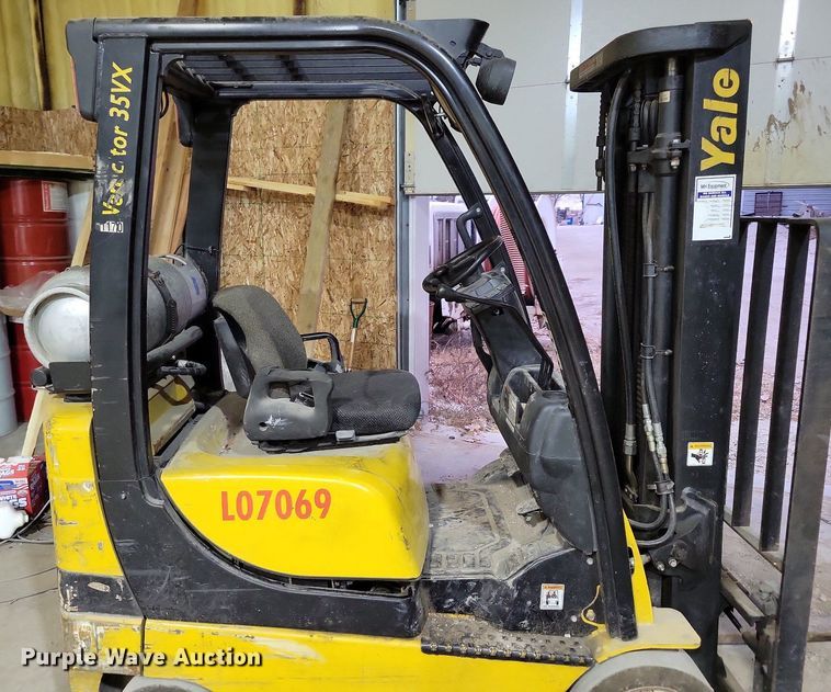 image for item LO9965 Yale 35VX  forklift