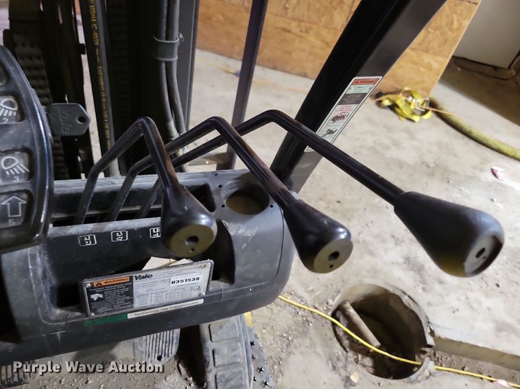 image for item LO9965 Yale 35VX  forklift