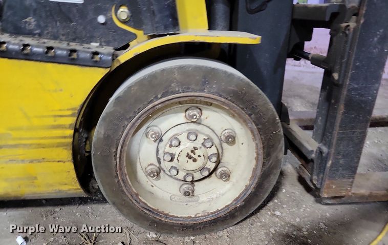 image for item LO9965 Yale 35VX  forklift